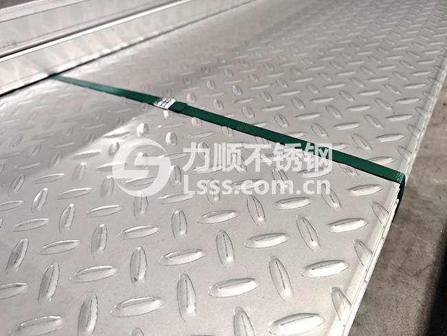 花纹板楼梯踏步 不锈钢防滑板 扁豆花